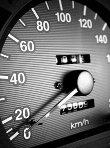 Jak cofnąć licznik w samochodzie