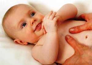 Jak masować brzuszek niemowlaka