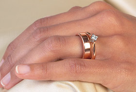 Jak się nosi pierścionek zaręczynowy