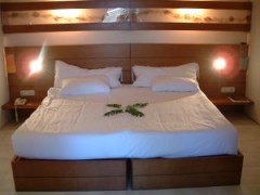 Jak złożyć prześcieradło z gumką?